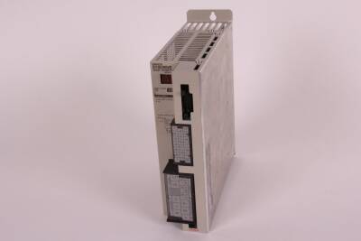 Omron 3G3SVBB015E, 1.5 kW gücünde ve 220V çalışma voltajına sahip bir AC hız kontrol cihazıdır (invertör) - 1