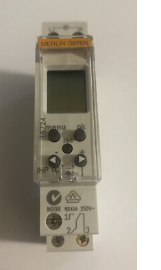 Schneider Electric 15724,  Merlin Gerin / Multi 9 serisi ,elektrik panoları için tasarlanmış tek kanallı, 24 saat ve 7 günlük programlanabilir dijital bir zaman saatidir   - 1